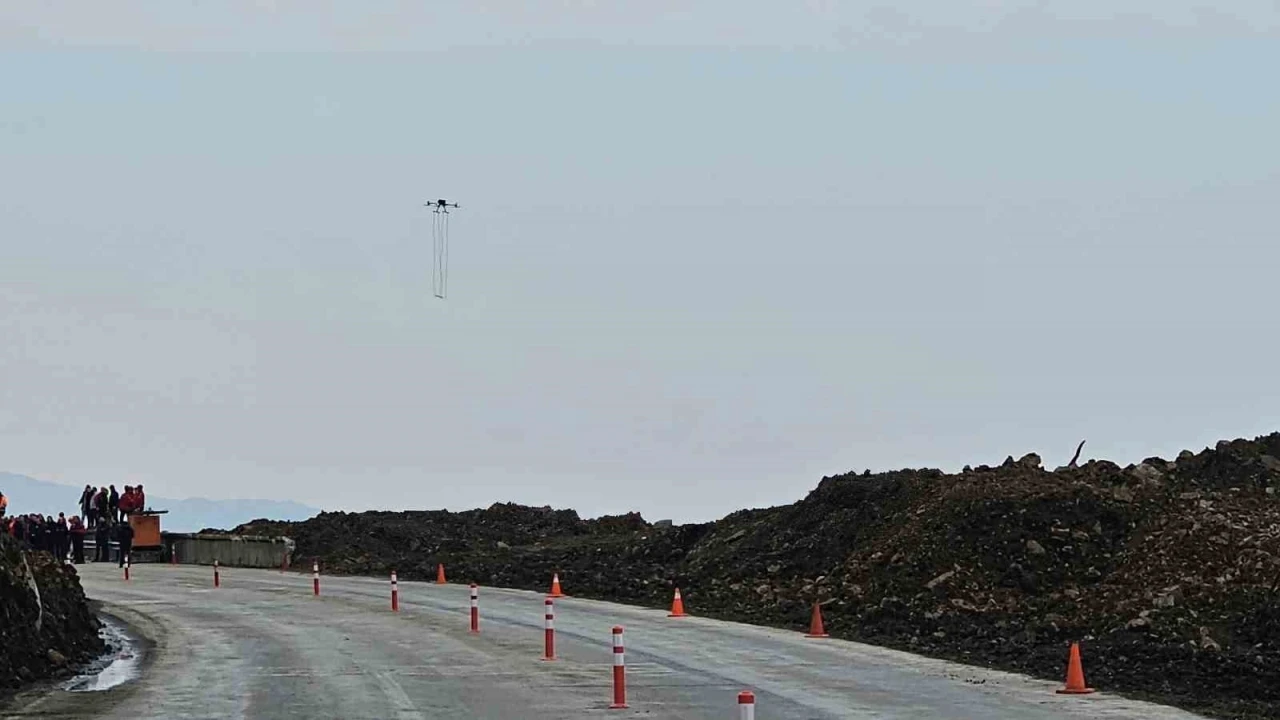 Heyelan sahasında dron ile havadan alan taraması yapılıyor
