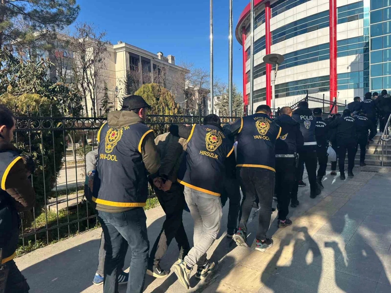 Hırsızlık operasyonunda gözaltına alınan 36 adliyeye sevk edildi
