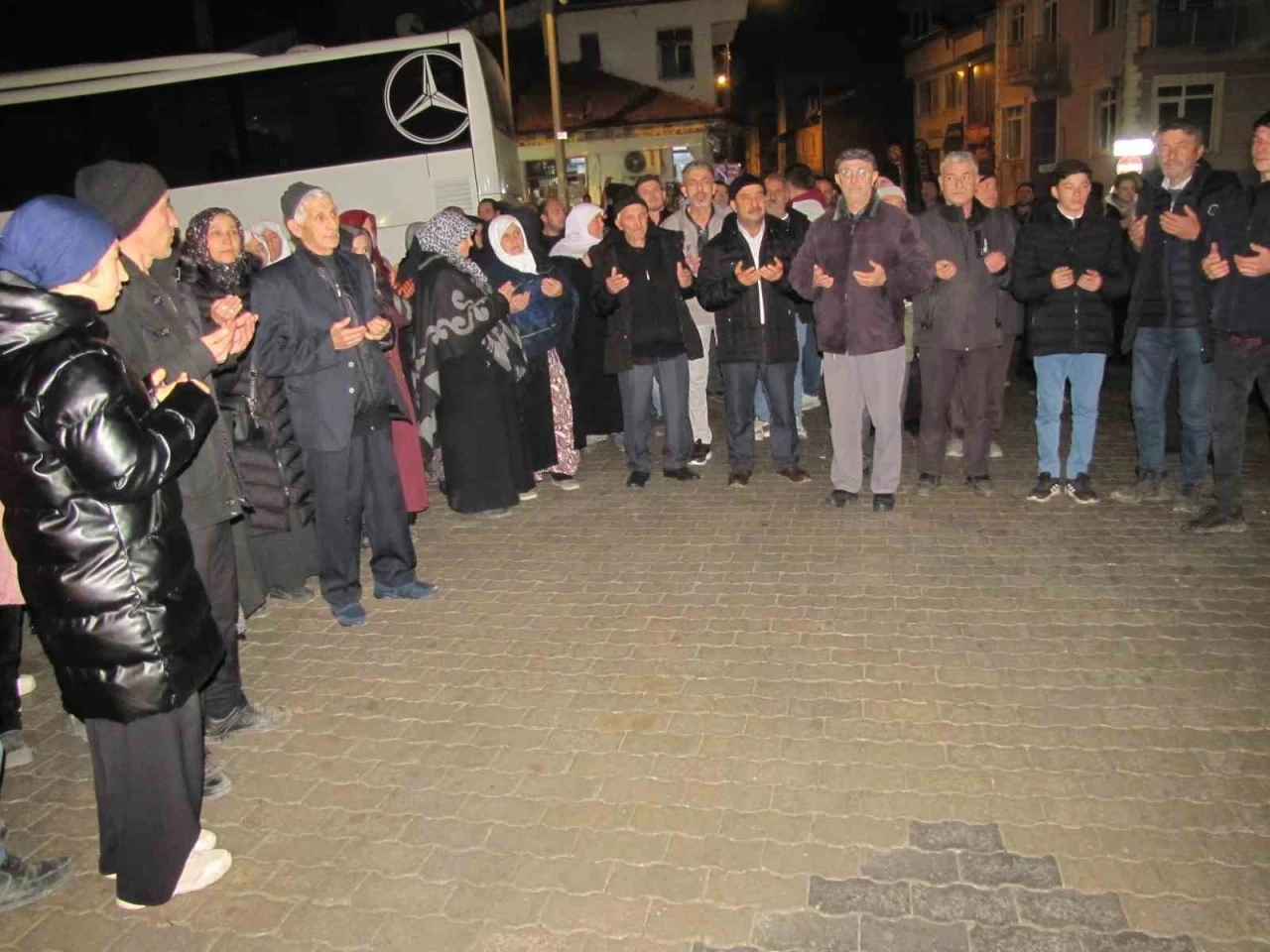 Hisarcık’ta 31 kişilik umre kafilesi dualarla uğurlandı
