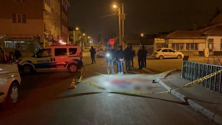 Husumetli 2 arkadaş arasında çıkan kavga kanlı bitti: 1 ağır yaralı
