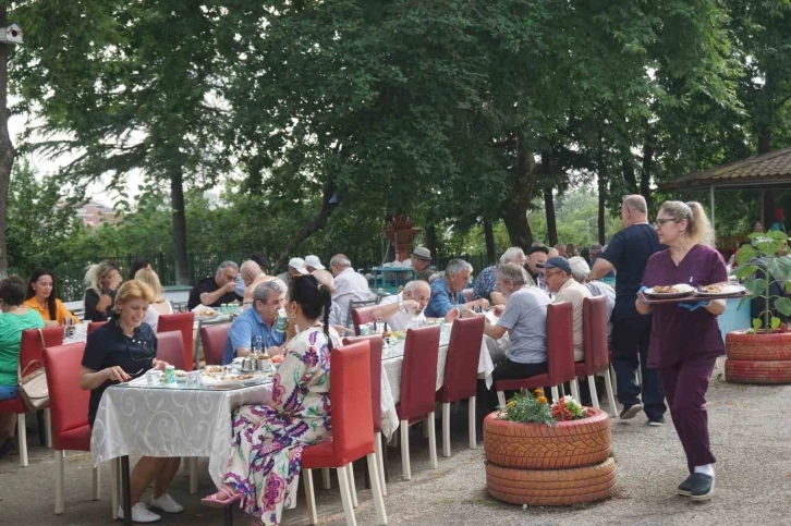 Huzurevi sakinlerine çifte kutlama
