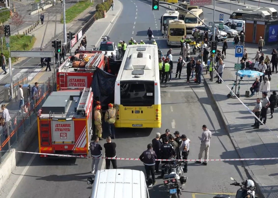 İETT otobüsü yolun karşısına geçmeye çalışan kadını ezdi
