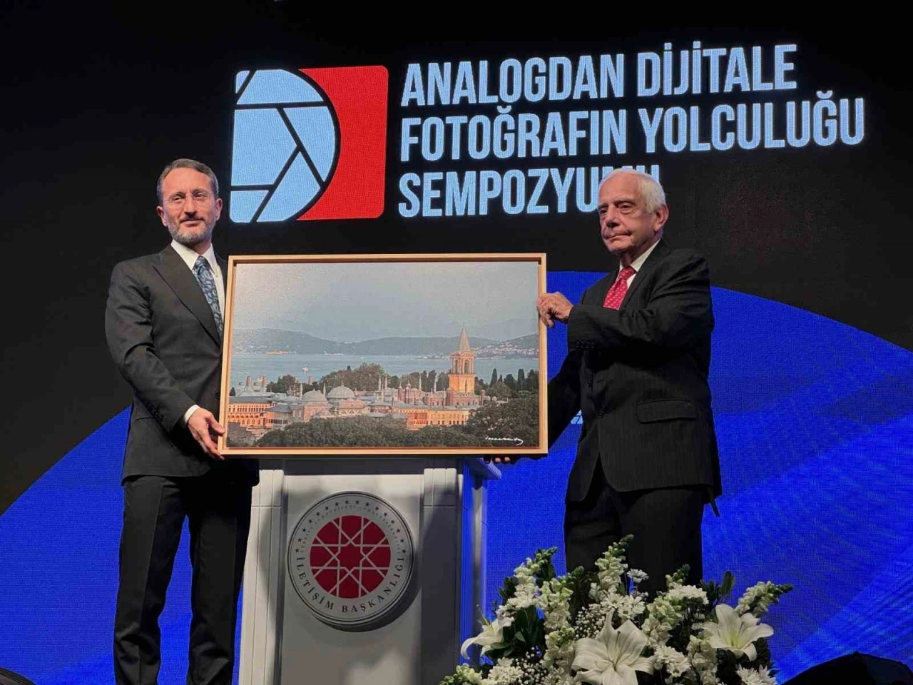 İletişim Başkanı Altun, &quot;İzzet Keribar Fotoğraf Sergisi&quot; ve &quot;Analogdan Dijitale Fotoğrafın Yolculuğu Sempozyumu&quot;na katıldı
