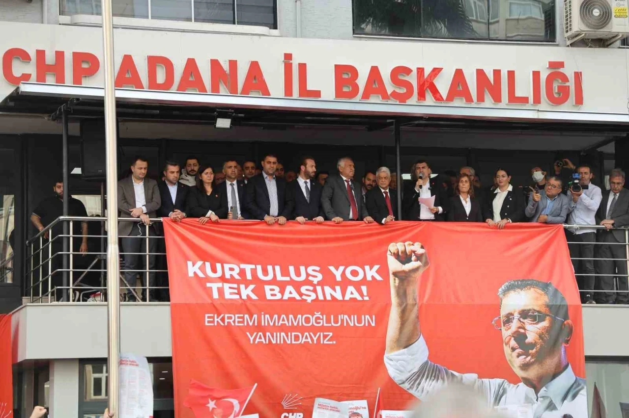 İmamoğlu’nun gözaltına alınması sonrası Adana’da CHP’liler partide toplandı
