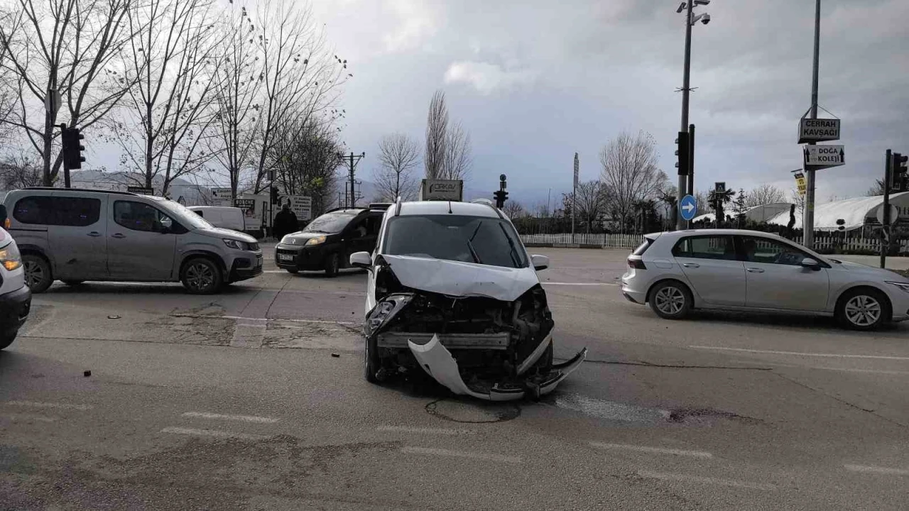 İnegöl’de araçlar çarpıştı: 1’i çocuk 2 yaralı
