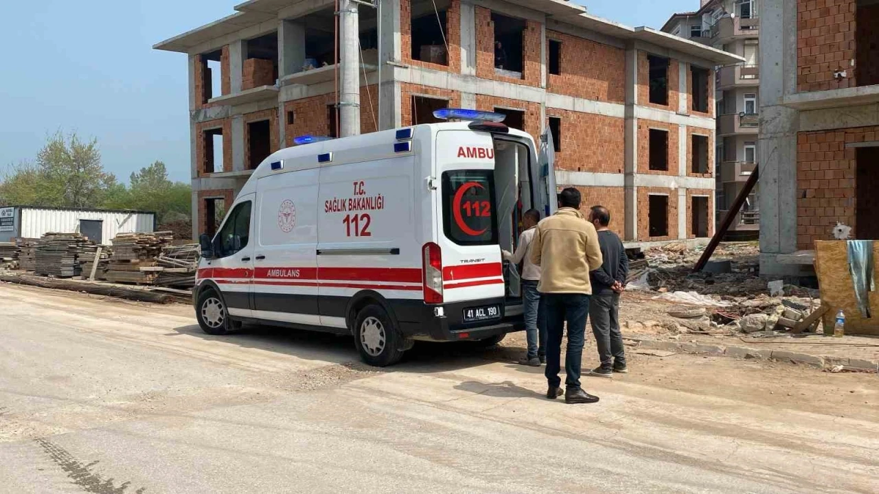 İnşaatta 3 metre yükseklikten düşen işçi yaralandı
