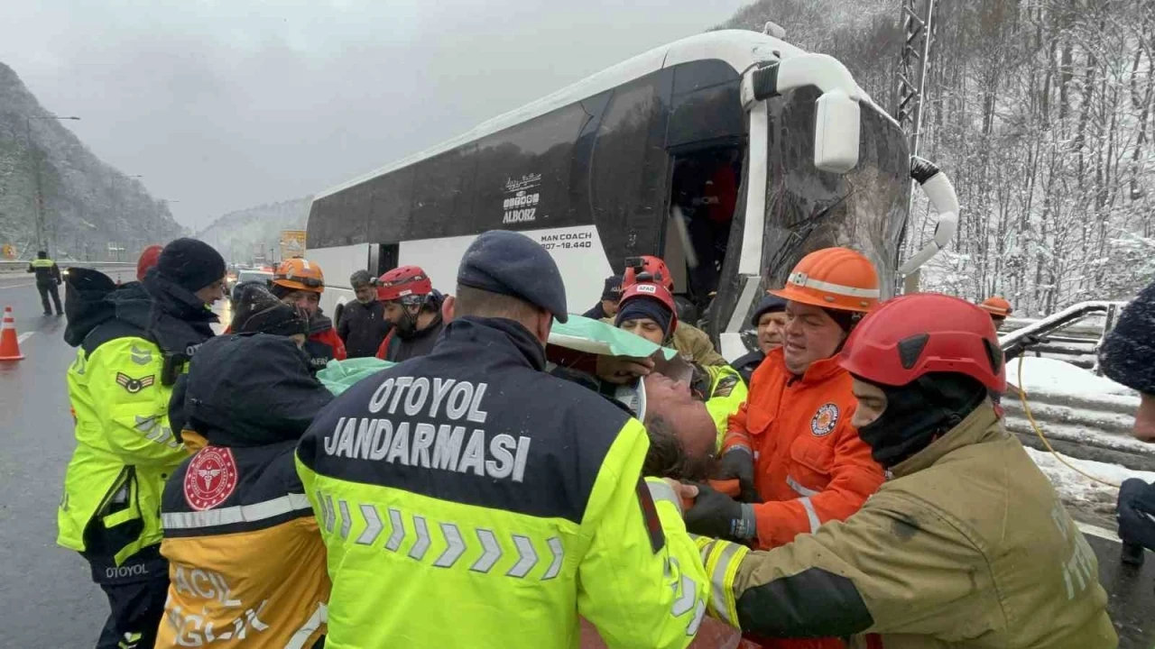 İran’a giden 28 yolcunun bulunduğu otobüs, tıra çarptı: 1 yaralı
