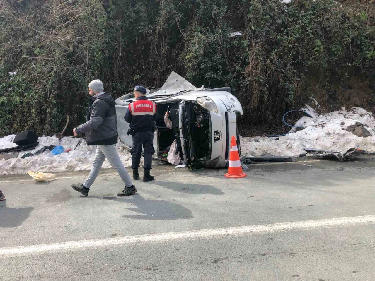 İşçi servisi ile hafif ticari araç çarpıştı: 3 yaralı
