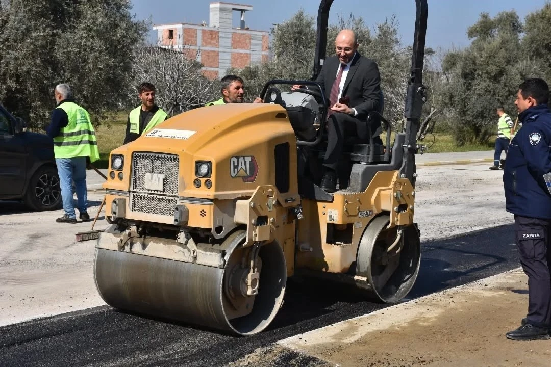 İşçiler istedi, başkan silindirin başına geçti
