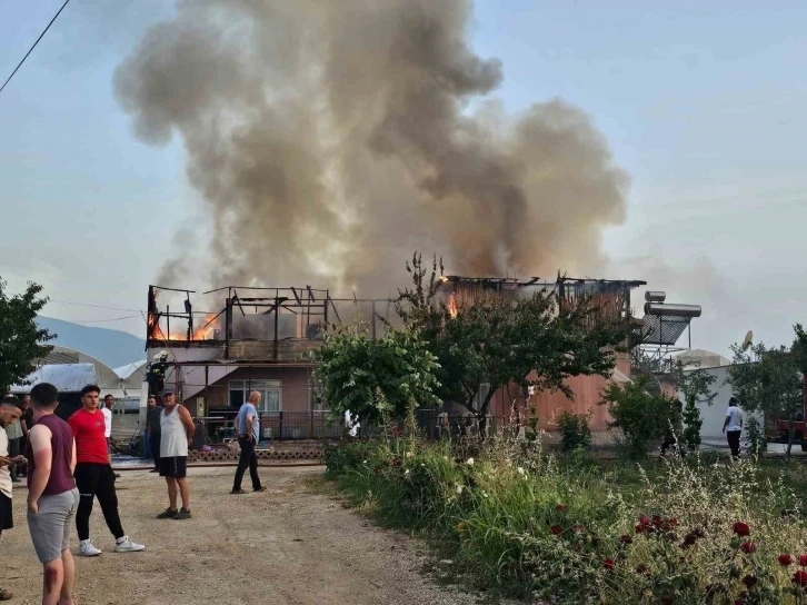 İşçilerin kaldığı ev yangında küle döndü
