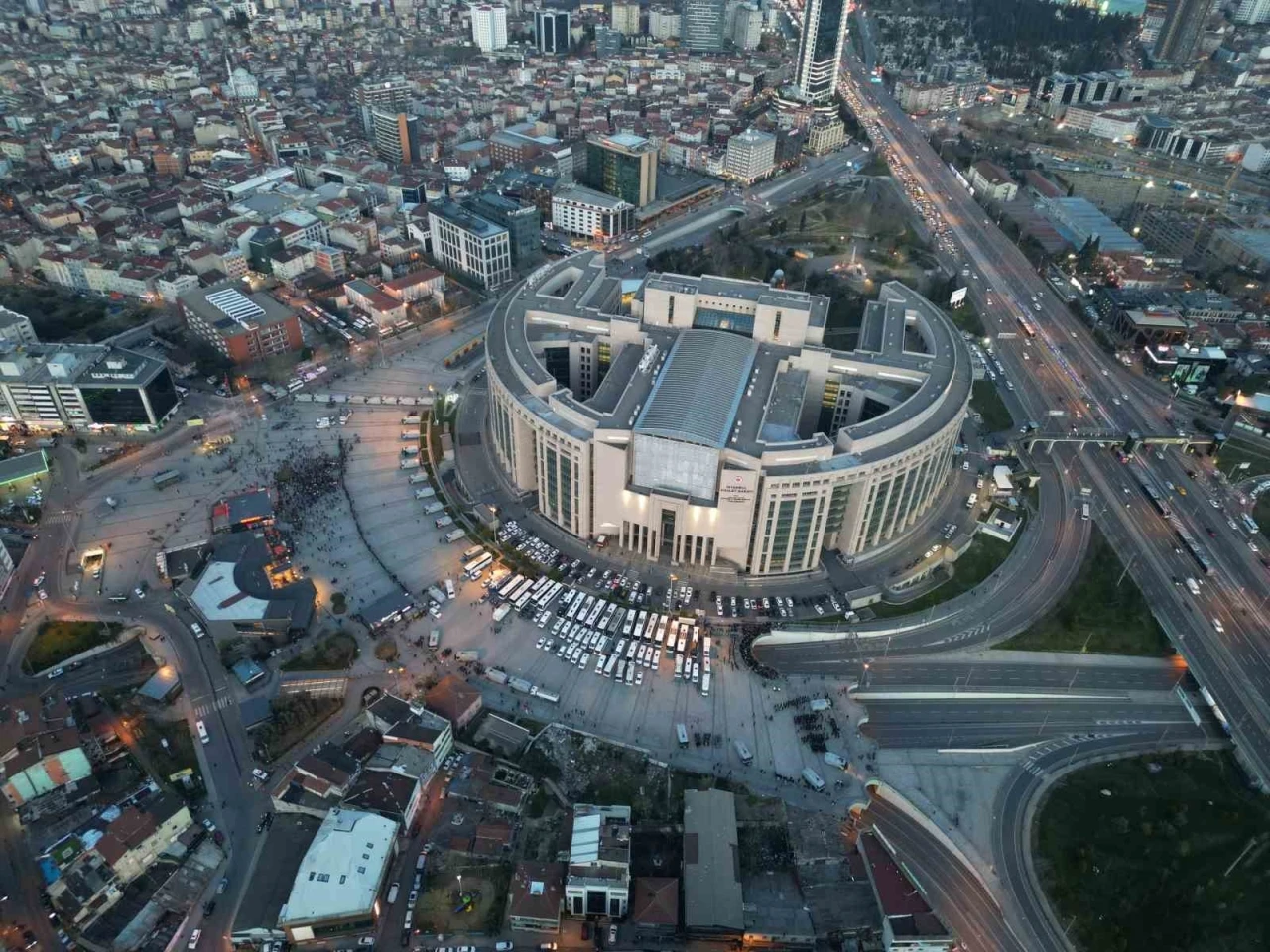 İstanbul Adalet Sarayı önünde alınan güvenlik önlemi havadan görüntülendi
