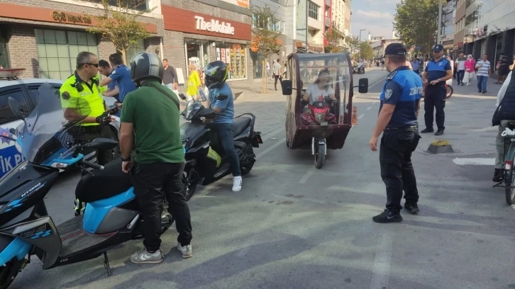 İstanbul caddesinde motosiklet denetimi
