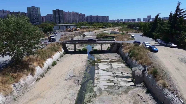 İstanbul’da Ayamama Deresi’nde koku ve kirlilik sorununa vatandaşlardan tepki
