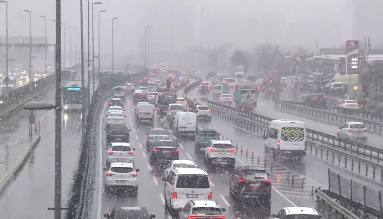 İstanbul’da kar yağışı etkisini artırdı, trafik durma noktasına geldi
