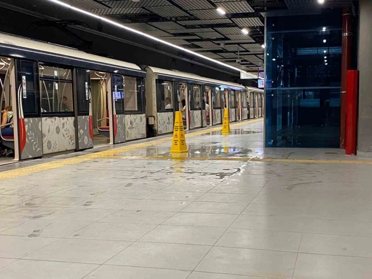 İstanbul’da metronun tavanından sular aktı
