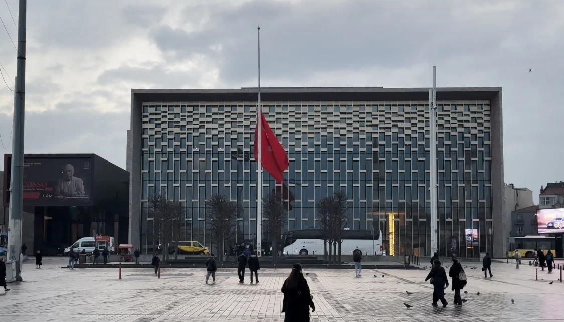 İstanbul’da milli yas nedeniyle bayraklar yarıya indirildi
