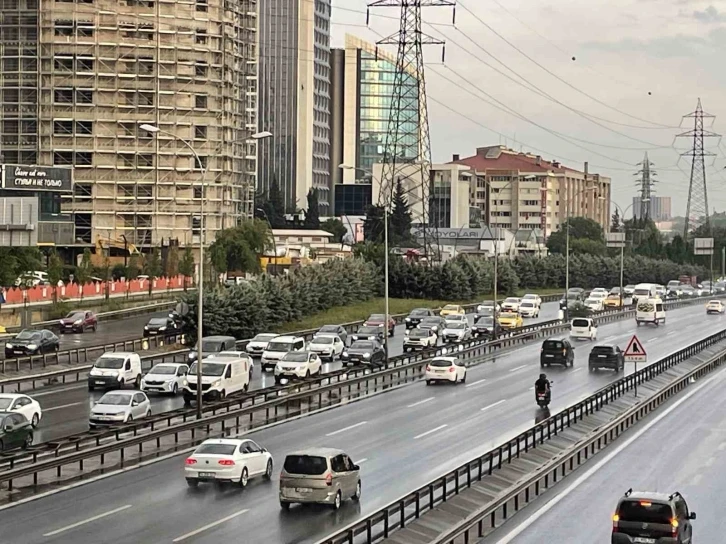 İstanbul’da sağanak yağış trafiği olumsuz etkiledi
