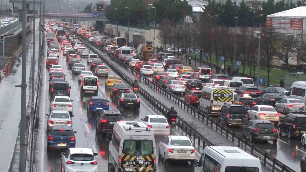 İstanbul’da trafik yoğunluğu yüzde 80’e ulaştı
