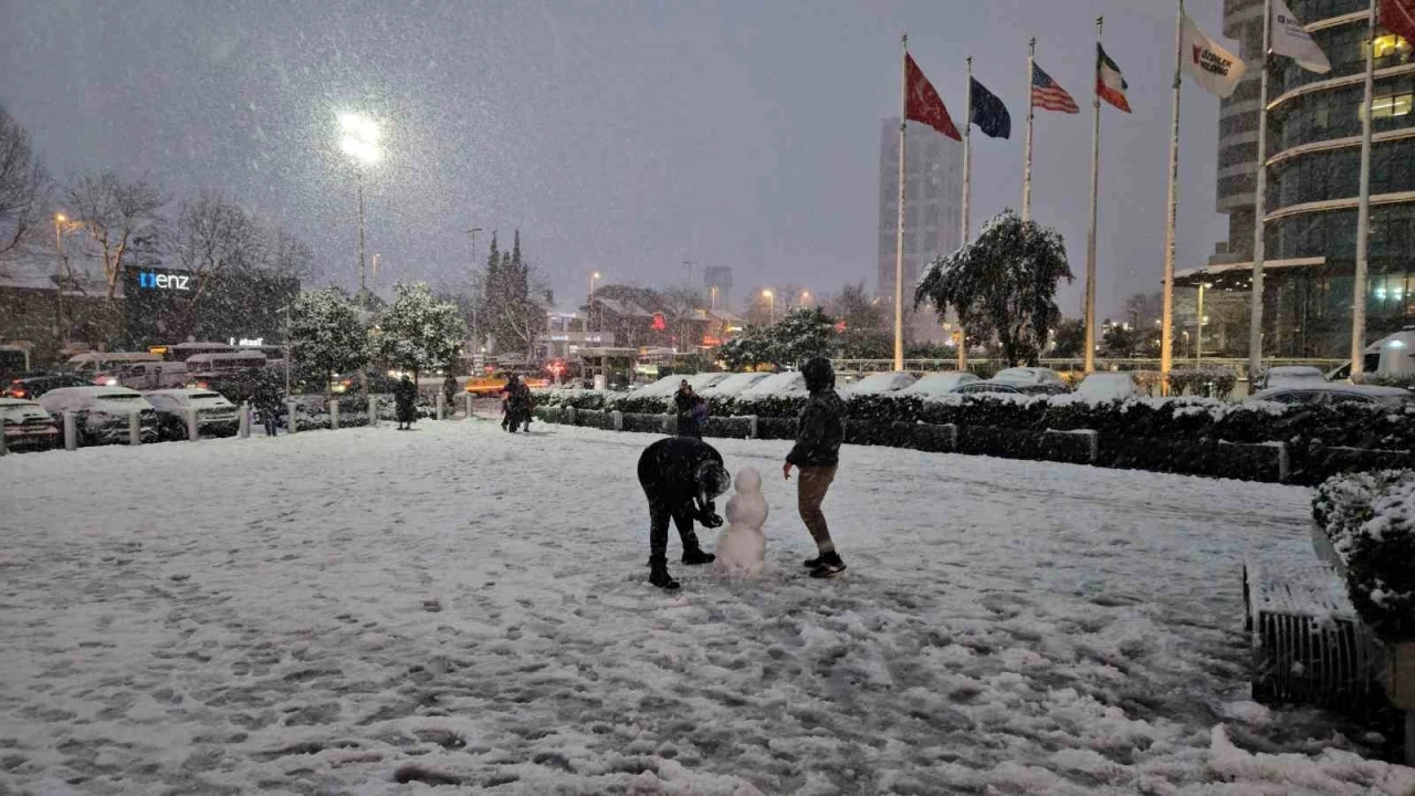 İstanbul’da vatandaşlar kar yağışının keyfini çıkardı
