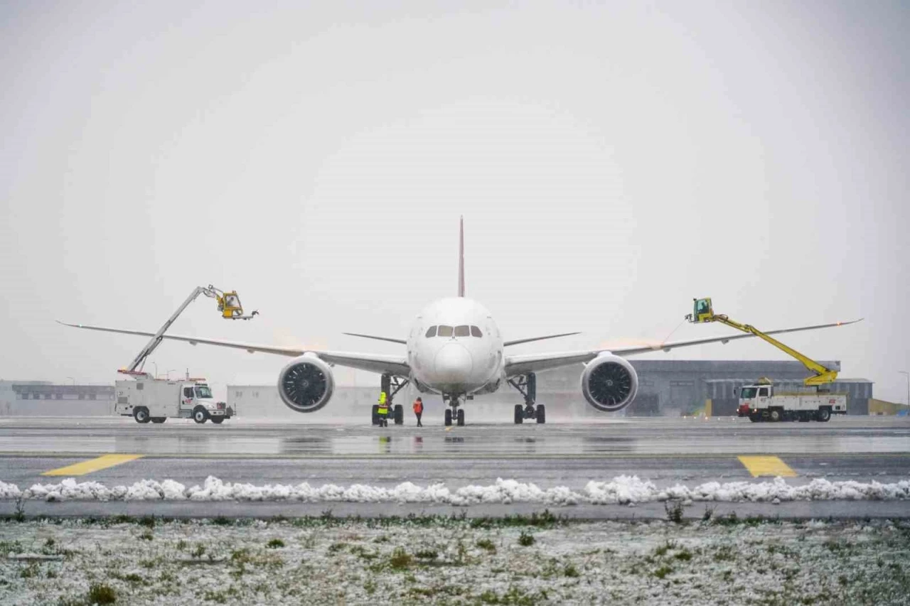 İstanbul Havalimanı’nda uçaklara buzlanmaya karşı &quot;de-icing&quot; işlemi uygulanıyor
