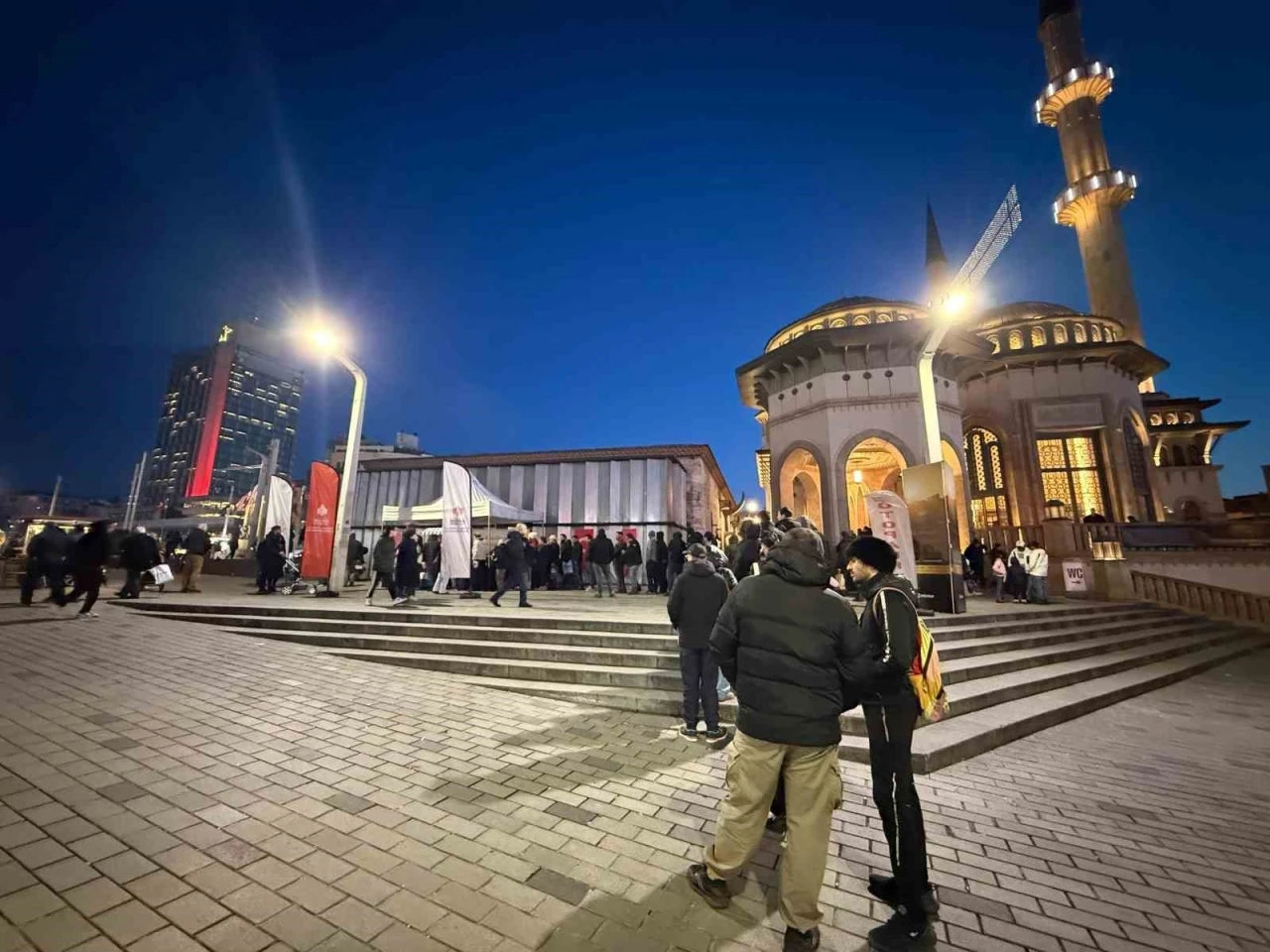 İstanbul’un sembol camilerinde, vatandaşlara salep ve kandil simidi ikramı
