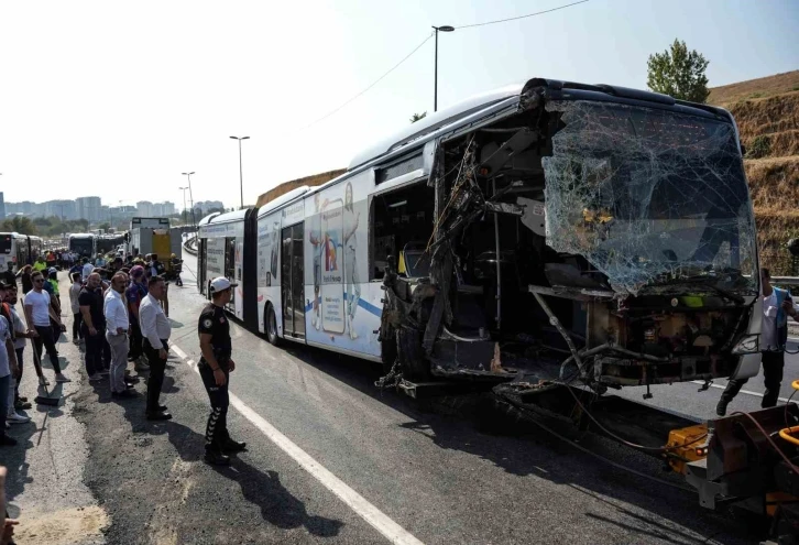 İstanbul Valiliğinden metrobüs kazası açıklaması: 1 ölü, 38 yaralı
