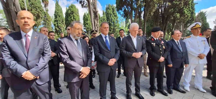 İstanbul Valisi Davut Gül, Edirnekapı Şehitliği’ni ziyareti
