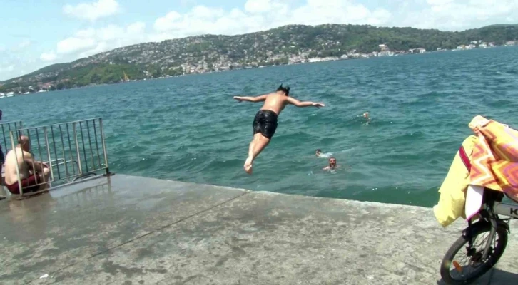 İstanbullular sıcak havada Boğaz’ın sularında serinledi
