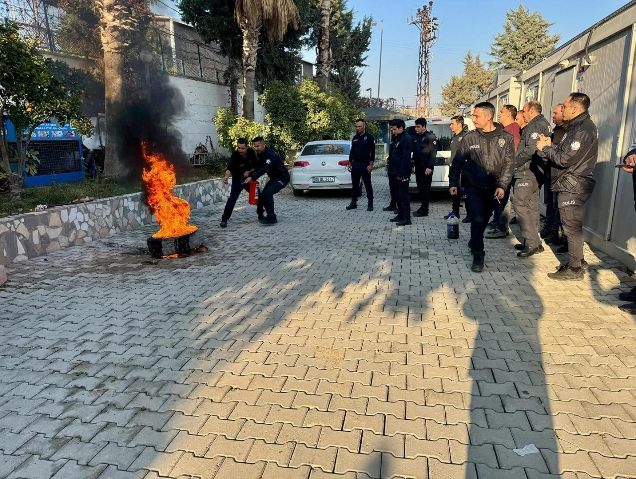 İtfaiye ekiplerinden polislere yangın eğitimi
