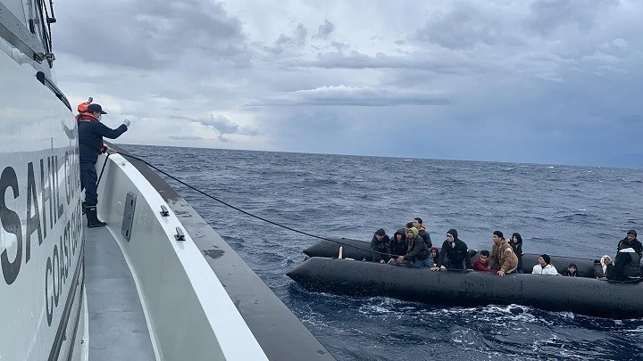 İzmir açıklarında ölüme sürüklenen 24 göçmen kurtarıldı
