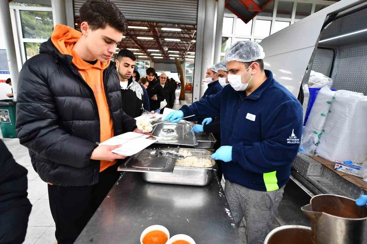 İzmir Büyükşehir’den öğrencilere ücretsiz yemek
