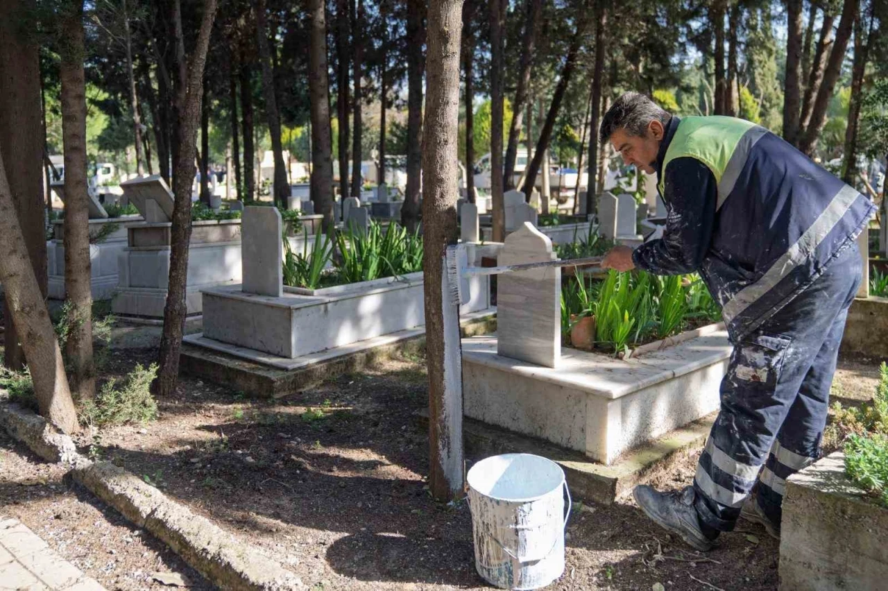 İzmir’de bayram öncesi mezarlıklara özel bakım
