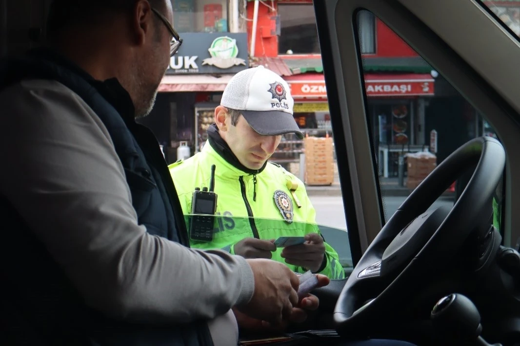 İzmir’de okul servislerine sıkı denetim: 38’i trafikten men edildi
