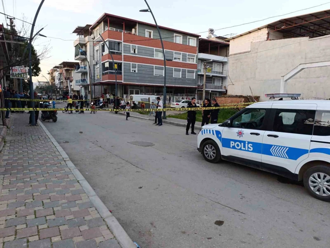 İzmir’de sokakta silahlı kavga: 1 yaralı
