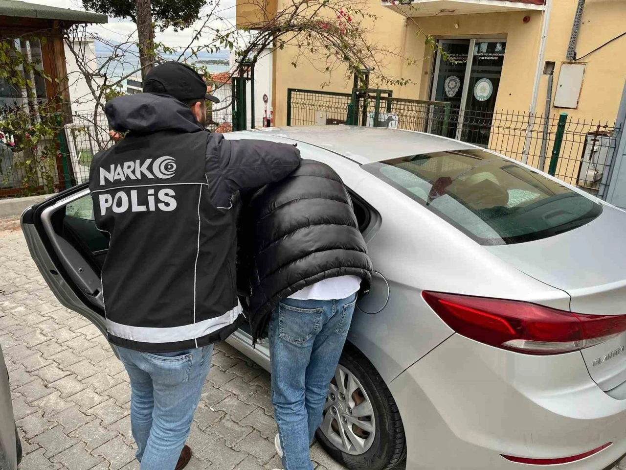 İzmir’de uyuşturucu operasyonu: 5 tutuklama
