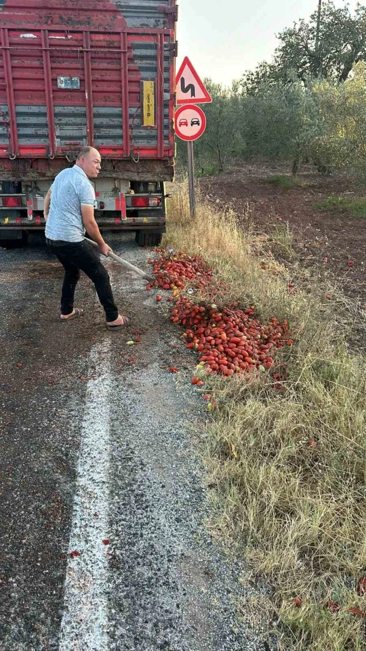 İzmir’deki yangını söndüren itfaiye erleri, Manisa’da yola saçılan domatesleri temizledi
