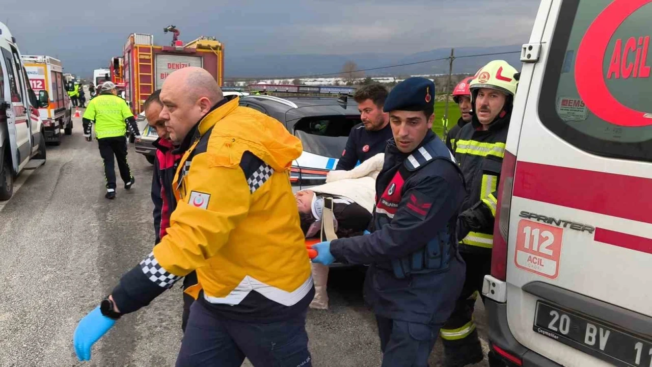 İzmir’den Denizli’ye turnuvaya gelen öğrenciler kaza yaptı: 2 ölü, 26 yaralı
