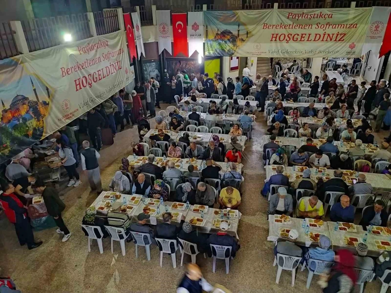 İzmir Vakıflar Müdürlüğü Manisa’da iftar sorası kuruyor
