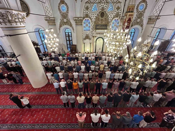 İzmirliler bayram namazı için camilere akın etti
