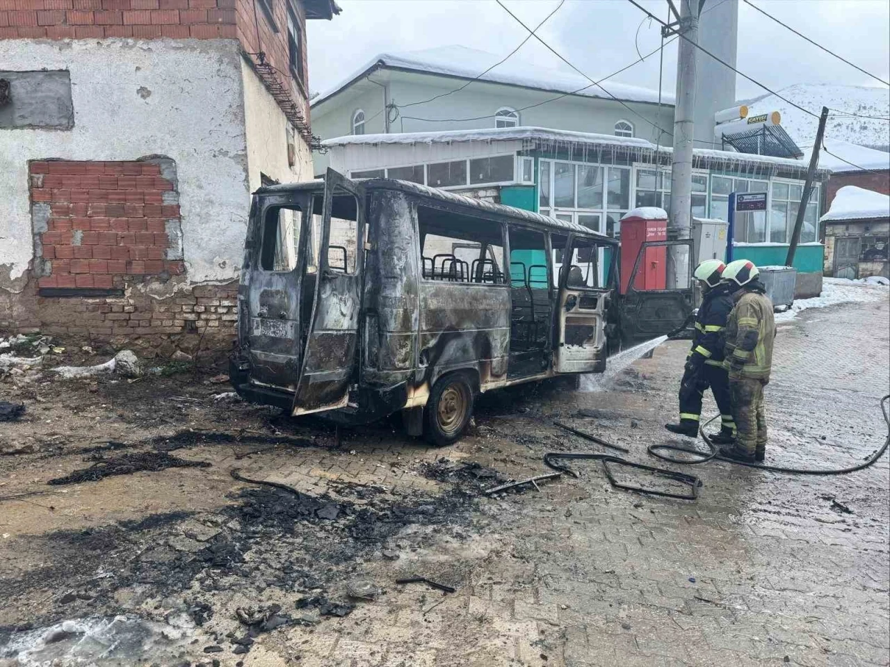 İznik’te park halindeki minibüs alev alev yandı
