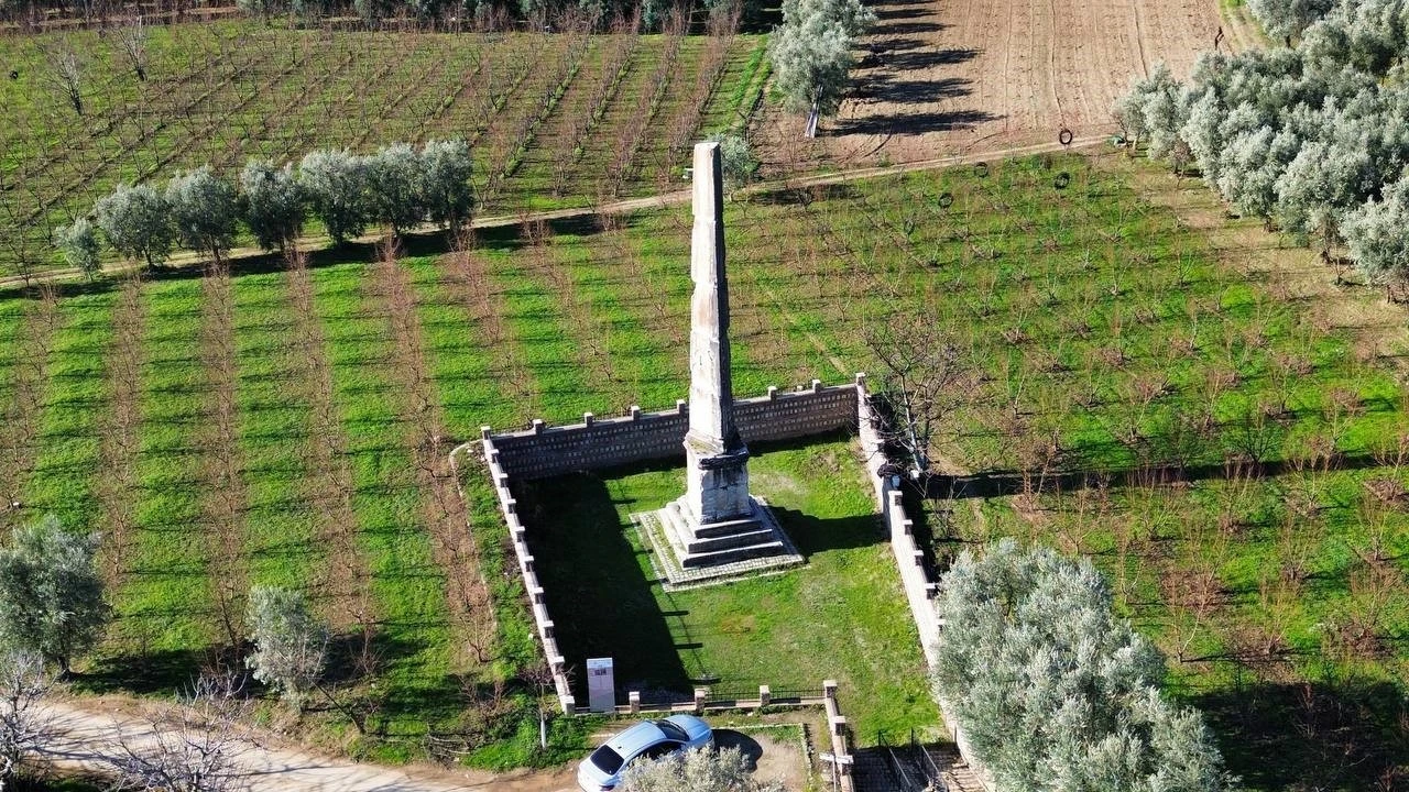 İznik’teki şeftali bahçesinde 2 bin yıllık dikilitaş
