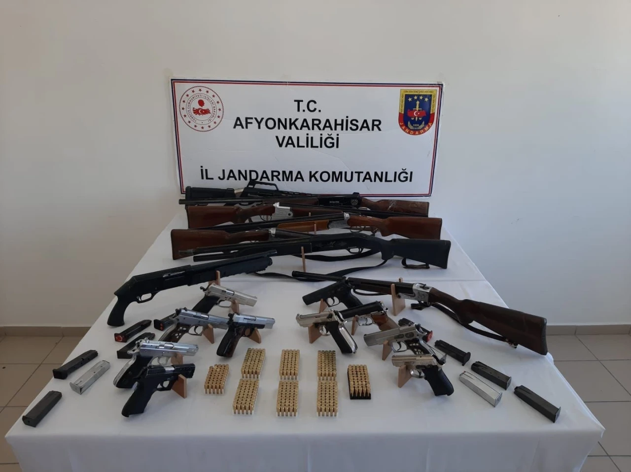 Jandarma 14 magandayı tek tek tespit edip gözaltına aldı
