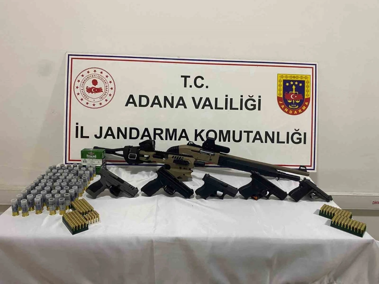 Jandarma bir araçta 6 silah ele geçirdi
