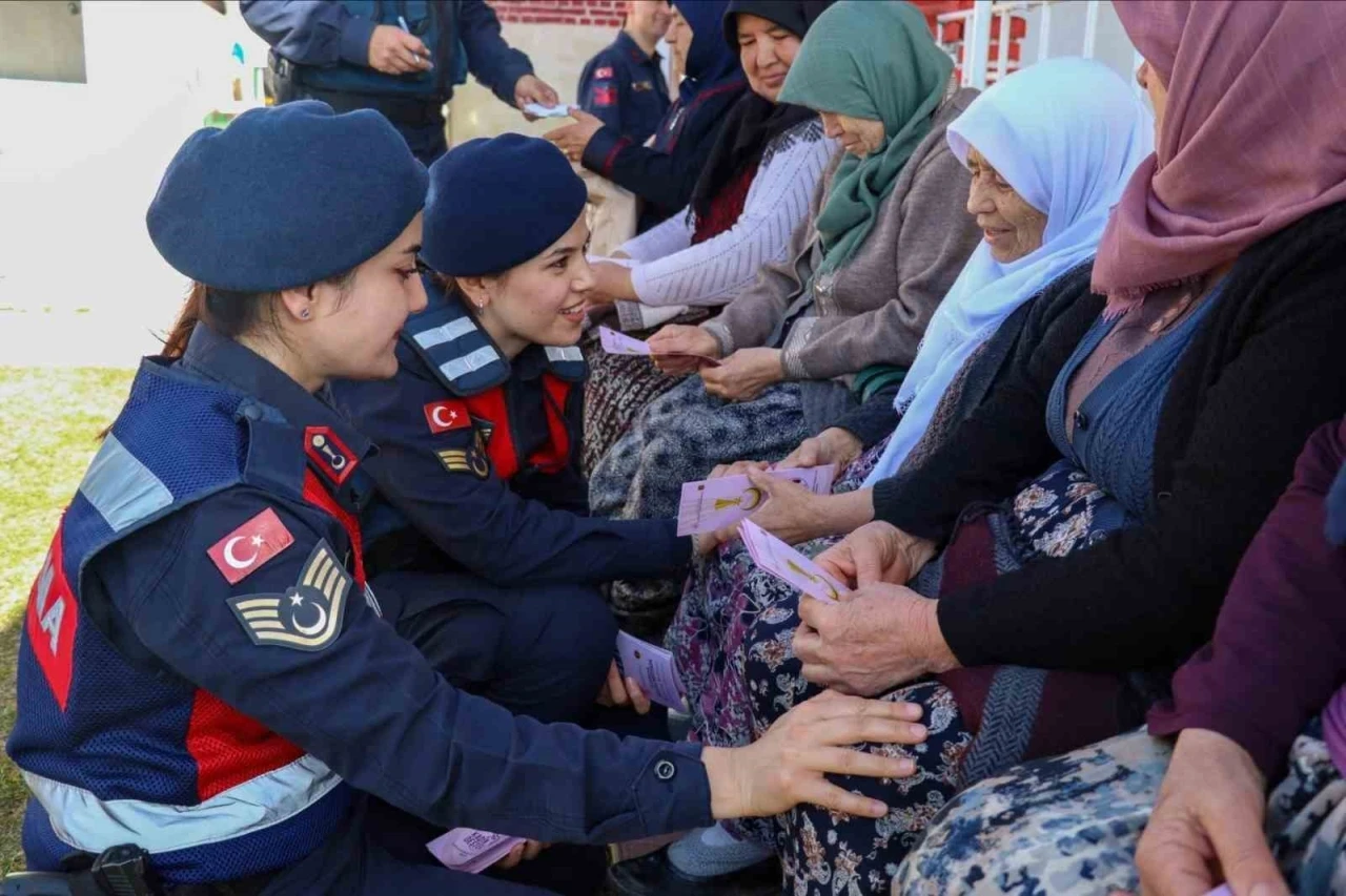 Jandarma ekipleri kadına şiddetle ilgili vatandaşı bilgilendirdi
