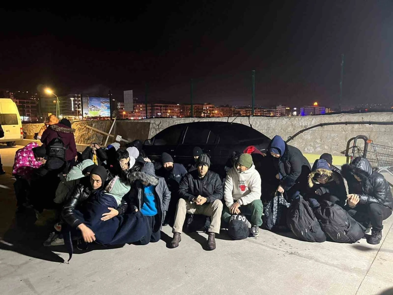 Jandarma ekipleri Kuşadası’nda 30 düzensiz göçmen yakalandı
