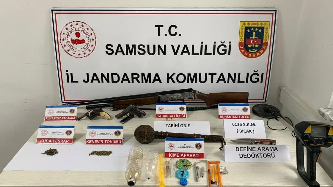 Jandarma şüpheli araçta silah ve uyuşturucu ele geçirdi: 5 gözaltı
