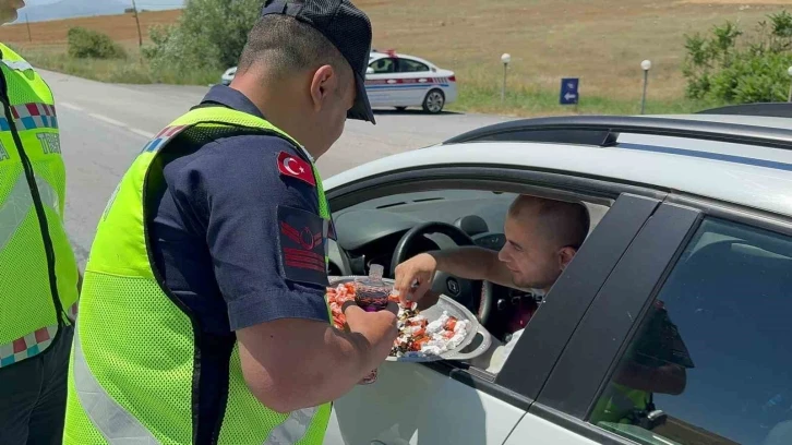 Jandarma sürücüleri şeker ve kolonya ile durdurdu
