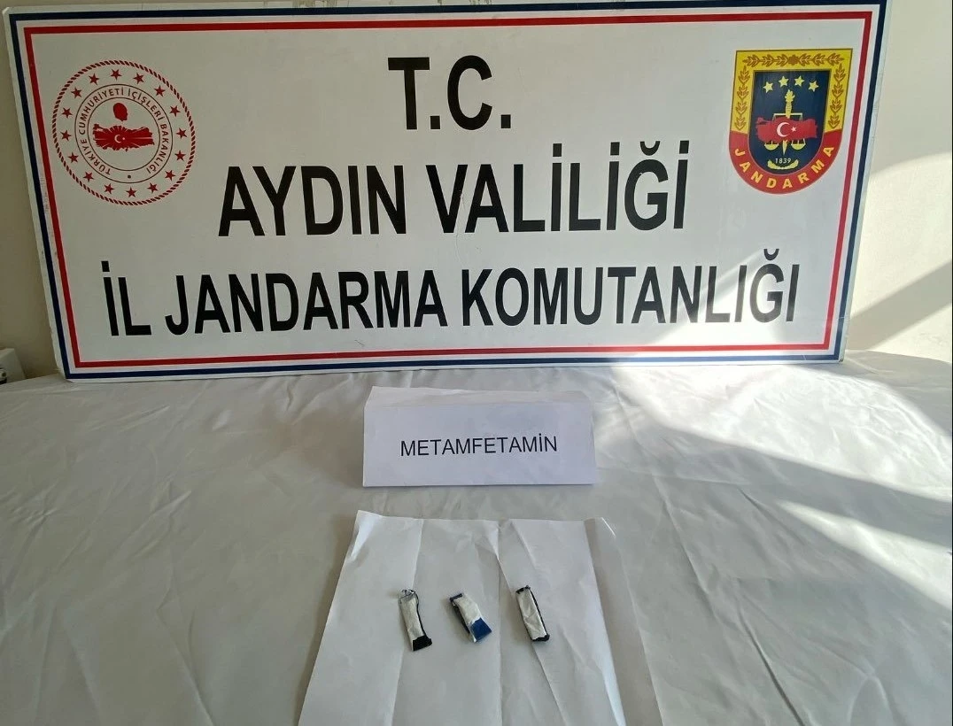 Jandarma uyuşturucuya geçit vermiyor: 5 gözaltı
