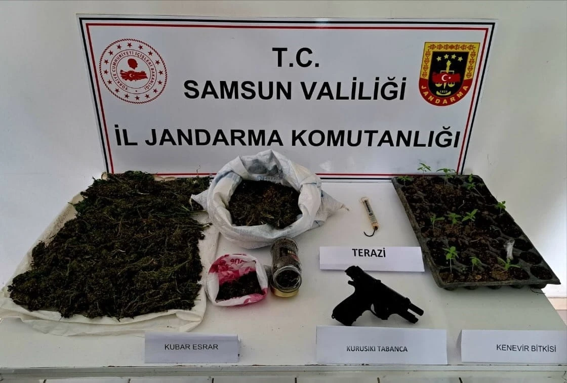 Jandarmadan uyuşturucu operasyonu: 1 kilo 471 gram skunk ele geçirildi
