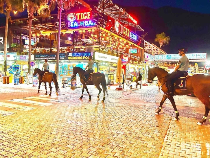 Jandarmanın atlı ekibi Ölüdeniz’de bu yıl da görev başında
